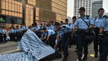 高清組圖：數千警察閃光燈下清場金鐘