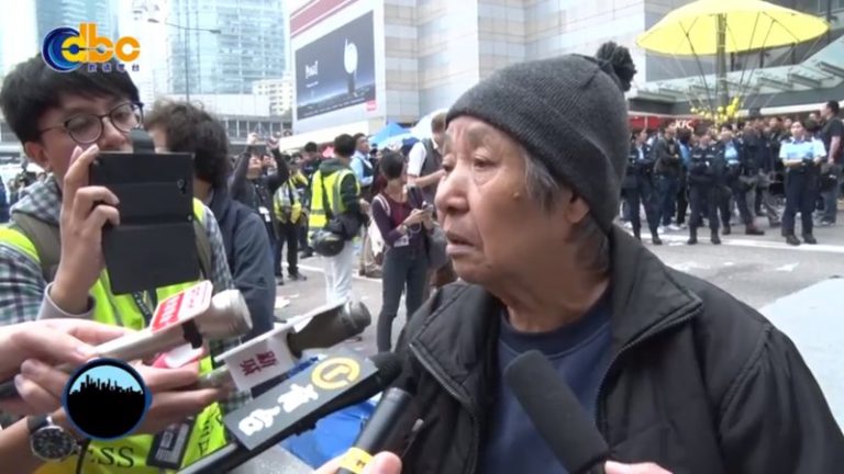 8旬老婆婆挺佔中 清場時堅守最後