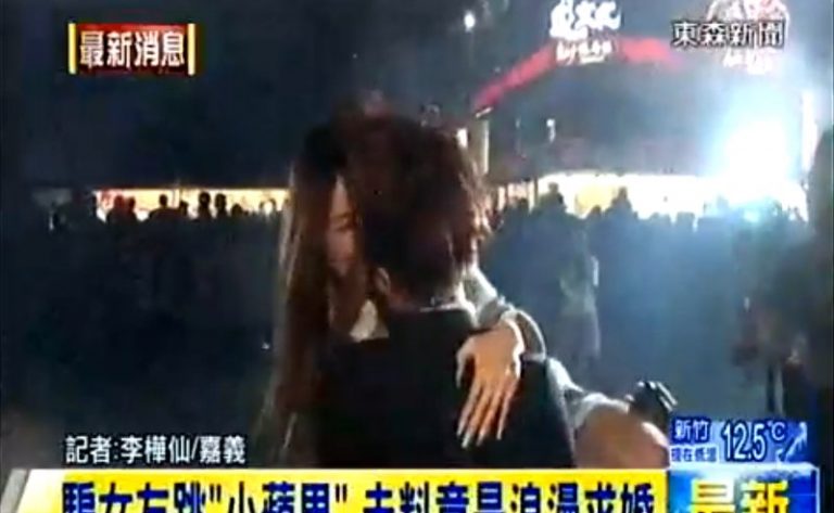 帶19歲女友跳小蘋果 百人助男抱得美人歸