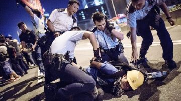 港民团警总抗议警暴力 促梁振英下台