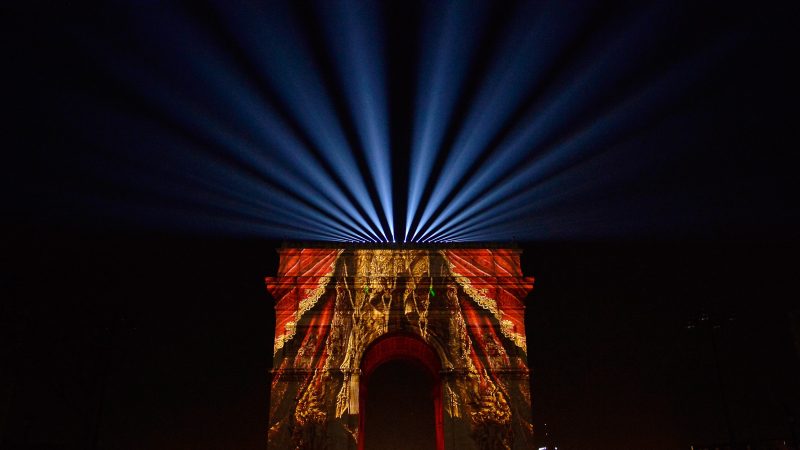 组图：巴黎凯旋门跨年夜灯光秀 媲美烟火