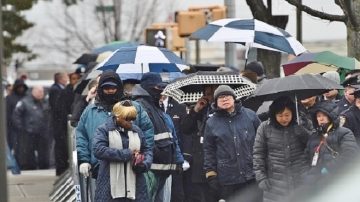 全美大批警民冒雨 痛悼纽约遇害华裔警官