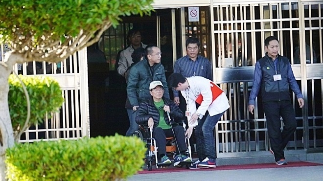 陳水扁保外出臺中監獄 支持者夾道加油