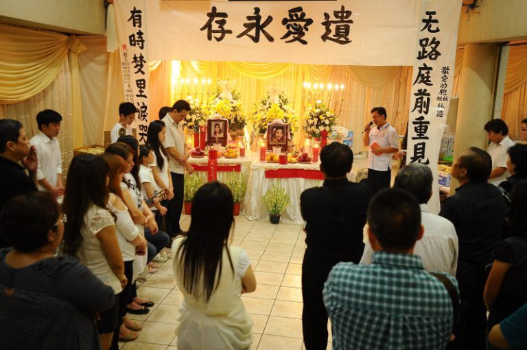 華裔7口乘亞航遇難 親友葬禮哭斷腸