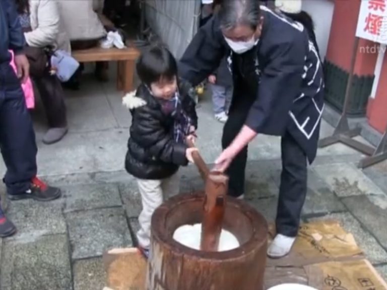 淺草神社年味濃 喝七草粥搗麻糬