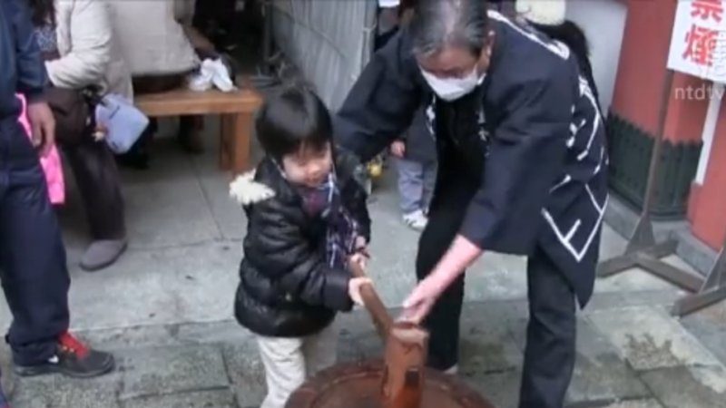 浅草神社年味浓 喝七草粥捣麻糬