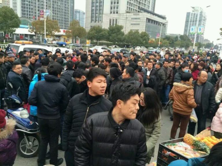 浙江小販躲城管意外碾死兒子 千人堵路與警衝突(視頻)