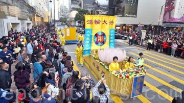 港法轮功反迫害大游行 陆客震撼当场三退