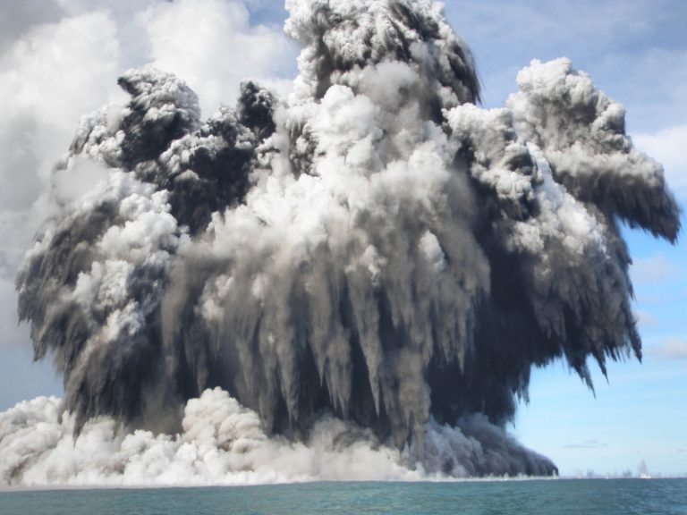 湯加海底火山爆發 岩漿遇海水創壯觀景象