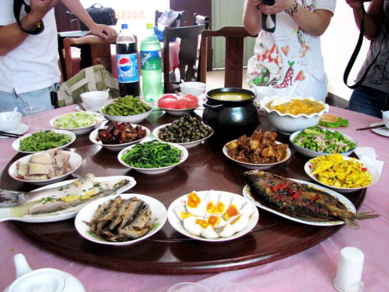 美中餐館顧客吃出玻璃 老闆報警揭騙局