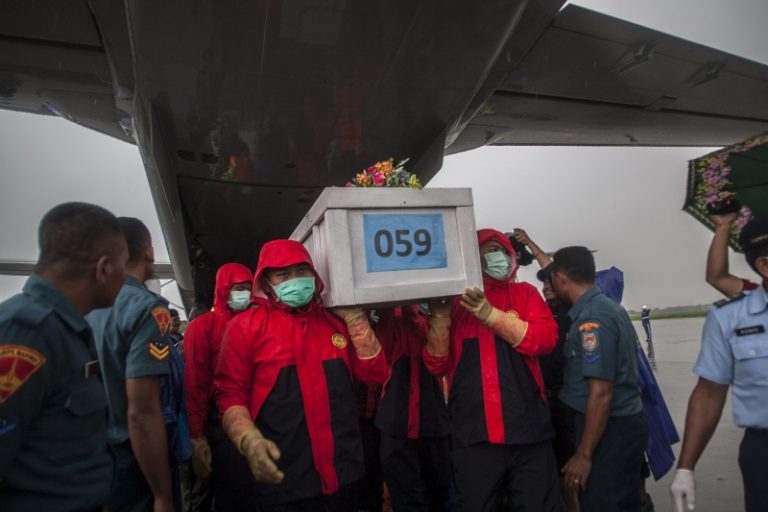 抵亞航機身不得進 潛水員再尋獲4遺體