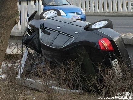 北京軍牌車衝破圍欄側翻 車牌神祕被摘