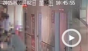 婴儿出生后被医院倒悬拖行 死亡引争议