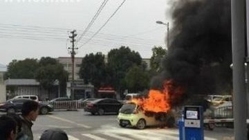 浙江義烏一輛轎車起火 1人當場被燒死