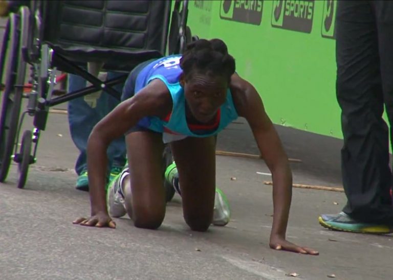 倒地後拼死爬向終點 肯尼亞女成美馬拉松英雄