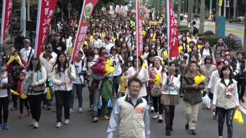 要求普设公托 万名教保员上街游行