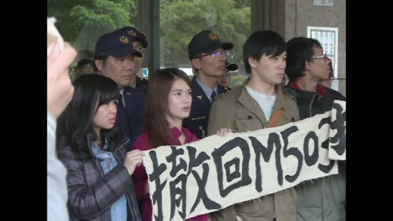 抗議中共劃M503航線 陸委會遭突襲抗爭