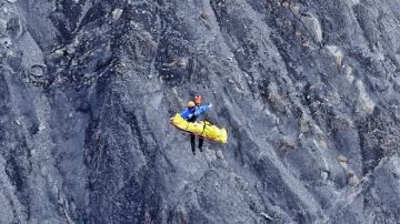 德翼空难拾获600尸块 搜救人员哭无全尸