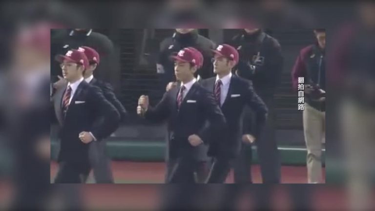 酷斃了！棒球比賽找來機器人舞開場