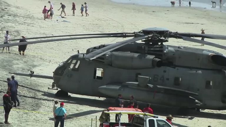 美軍直升機迫降海灘 遊客驚喜