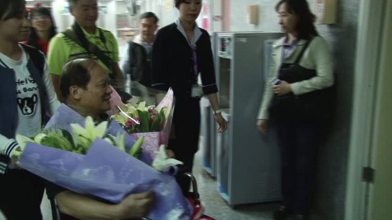 空難倖存復原 七旬醫師重披白袍