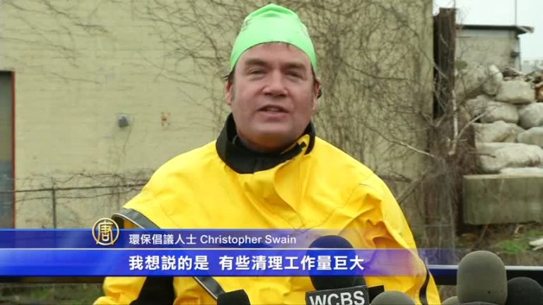 在污染嚴重運河游泳  地球日倡環保