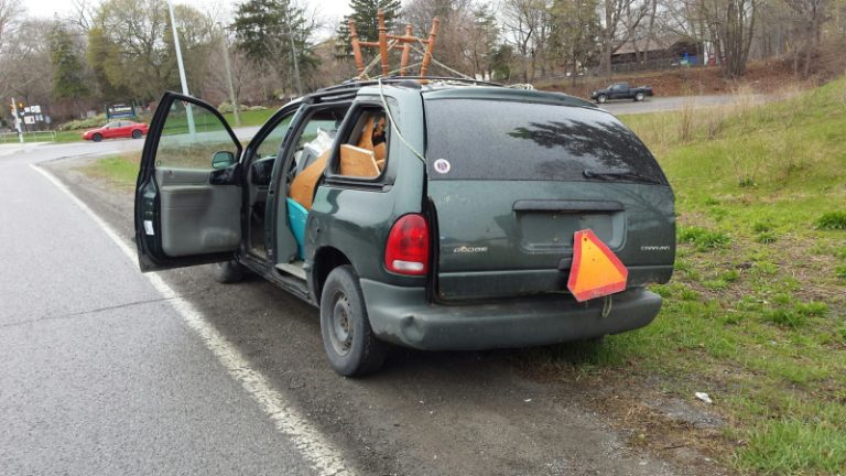 極品車！ 沒門窗沒車牌沒保險照開 司機被控