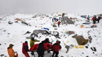 珠峰雪崩恐死數十 雪巴族家鄉被埋