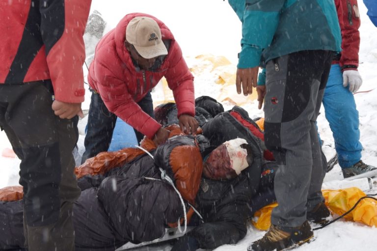 珠峰雪崩 40餘中國登山客被困 多人骨折