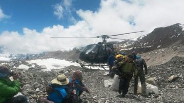 出动直升机 180多名登山客获救