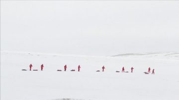 冰天雪地筹善款 北极橄榄球赛创记录