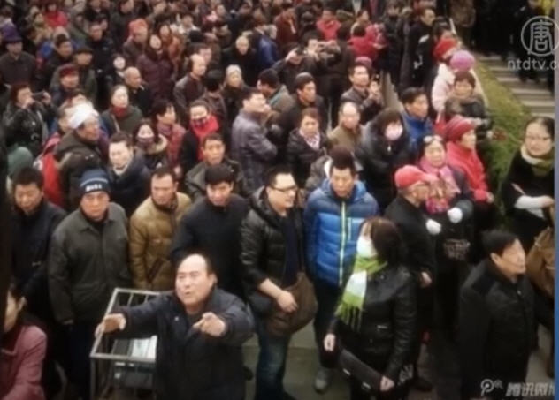 洛陽百家擔保公司崩盤 逾萬人集會討錢