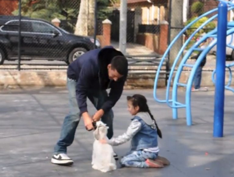 千叮嚀萬囑咐不靈 看陌生人30秒騙走小孩