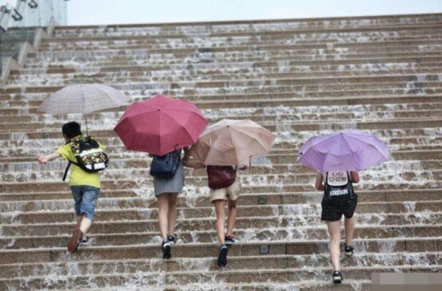 廣州暴雨廣場台階變瀑布 學生急穿垃圾袋