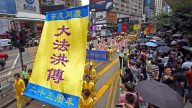 港法輪功慶大法日 陸客震撼支持