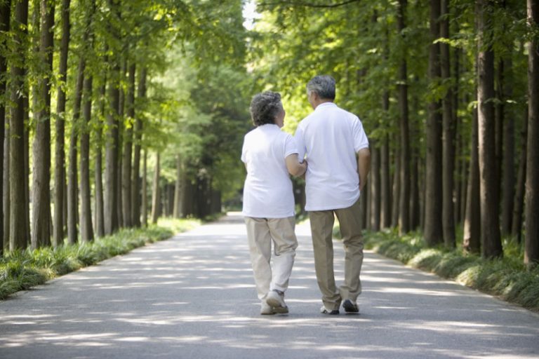 他83歲她81 老夫助文盲妻半年學會讀書