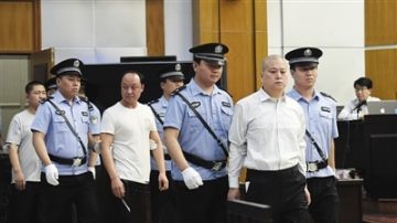 打死讨薪女工案开庭 警察踩死者头发被质疑