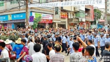 广东上万人大游行 反建垃圾焚烧场