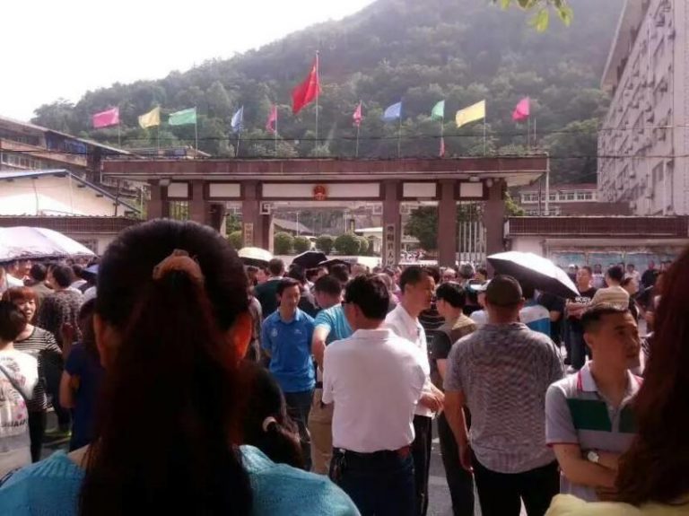 陝西略鋼400多工人圍堵縣政府