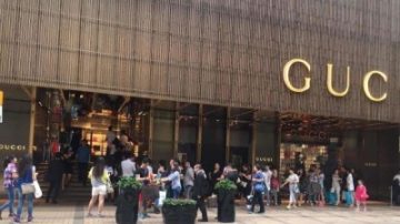 香港Gucci突降价 陆客微信传讯排队扫货