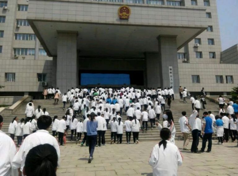 遼寧錦州上千學生罷課 圍政府拒搬遷(視頻)