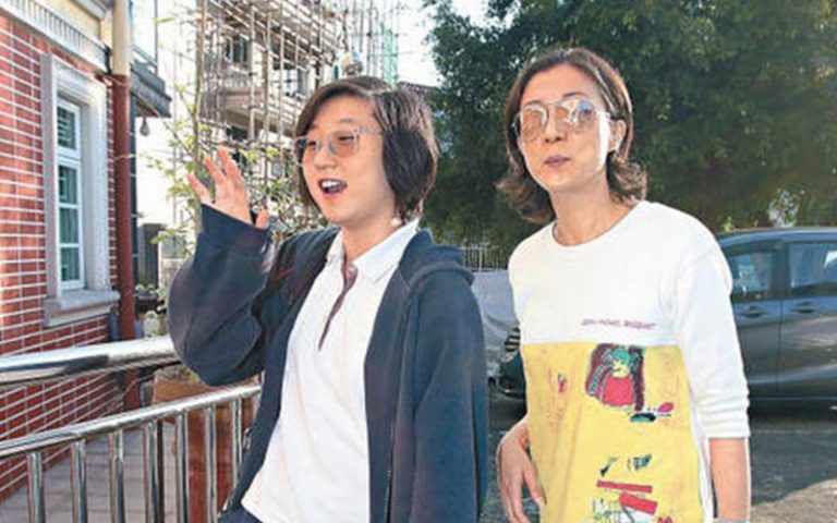 落雪是花：小龍女隔空搧了父親成龍一巴掌