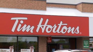 播放Enbridge廣告 Tim Hortons裡外不是人