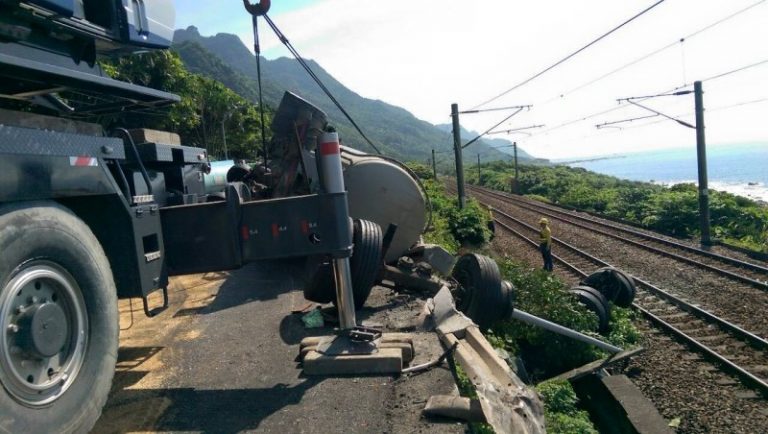 水泥車撞電線桿散落鐵軌旁 4660人受影響