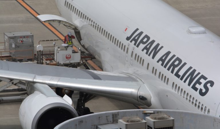 飛行中請空姐駕駛艙自拍 日航機長被停職
