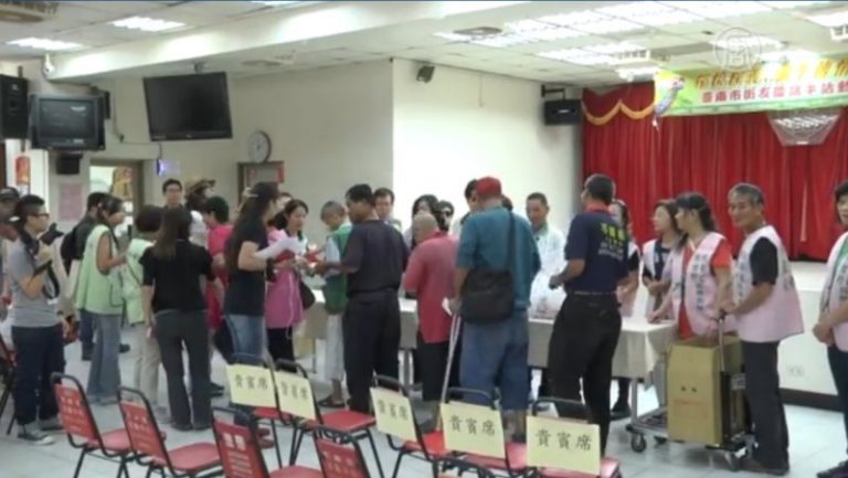 端午節有愛 善心肉粽送街友