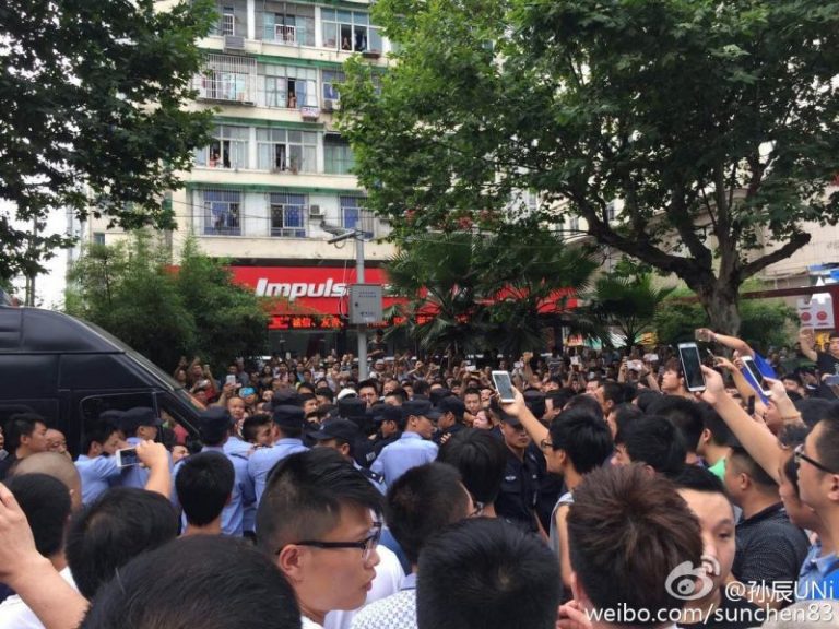 反釣魚執法 武漢數百專車司機與百警衝突(視頻)