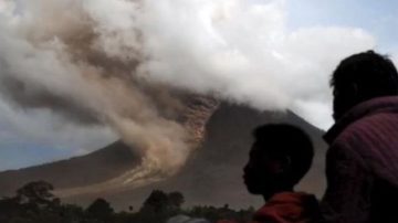 印尼火山大噴發 岩漿夾石塊流下 4千人急撤