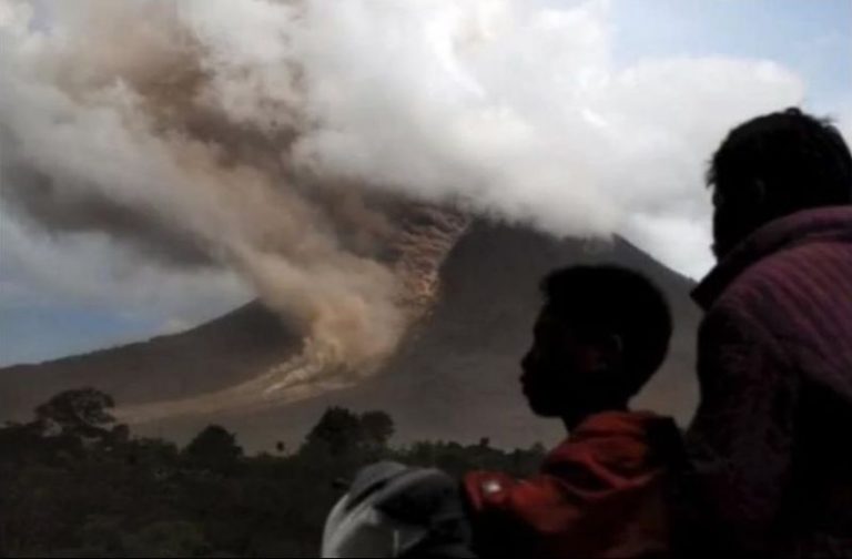 印尼火山大噴發 岩漿夾石塊流下 4千人急撤