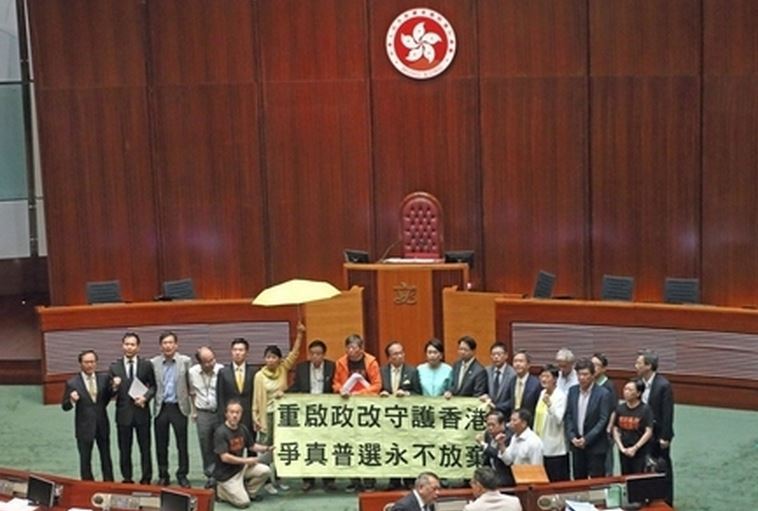 【今日點擊】香港政改投票上演令人瞠目結舌鬧劇